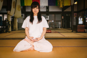 芝生を歩くだけで深い瞑想に入るマンな男は、誰だ？！